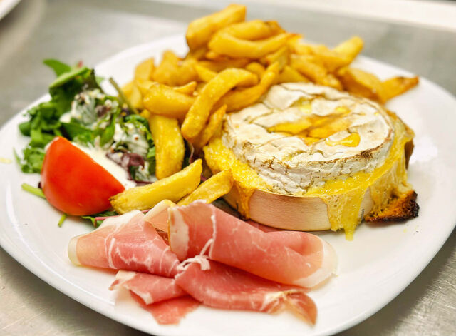 Camembert rôti au miel et jambon cru 