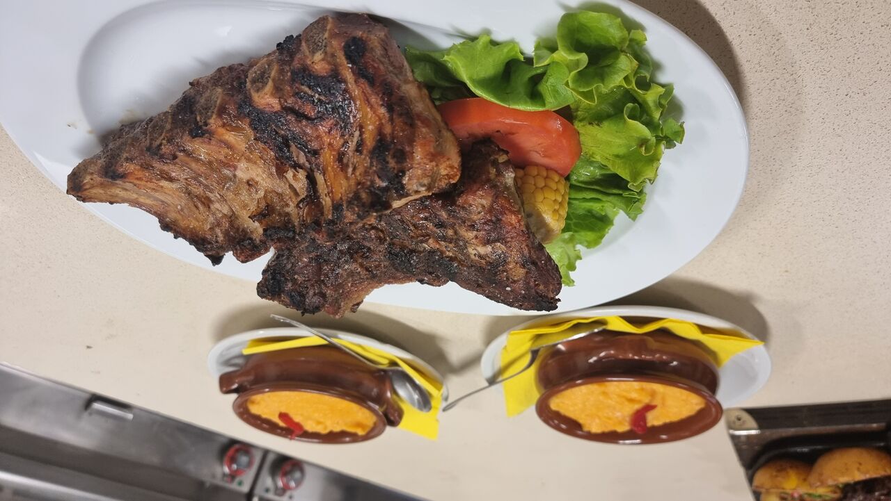 COSTILLAS DE CERDO Y PURE PICANTE