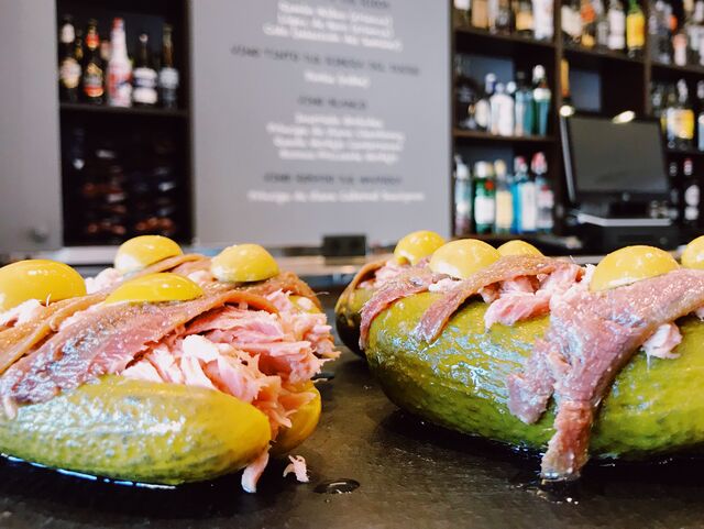 PEPINOS RELLENOS DE VENTRESCA DE ATÚN CON ANCHOAS 