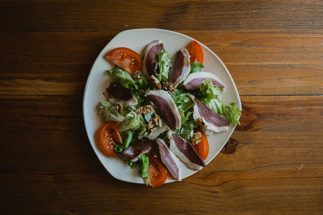 SALADE REGIONALE
salade, tomate, magret séché maison ,noix