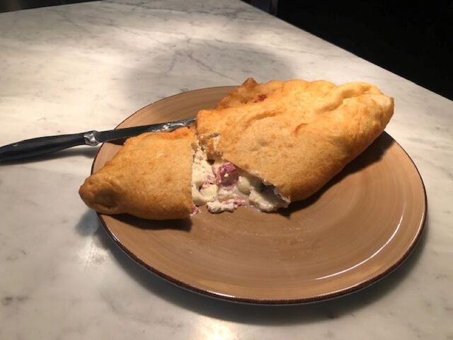 La Figliola , Calzone ripieno con ricotta pepe provola e cigoli di maiale ,Fritto.