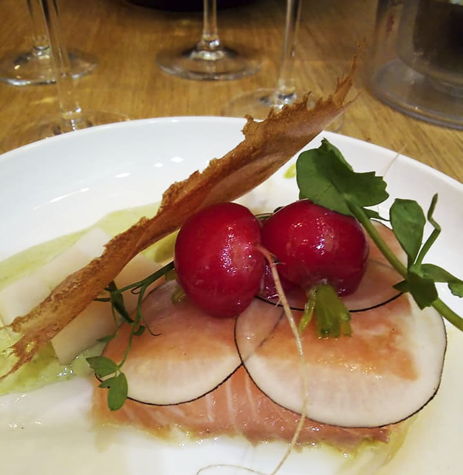 Saumon confit/jus de petits pois/textures de radis/tuile d’oignon