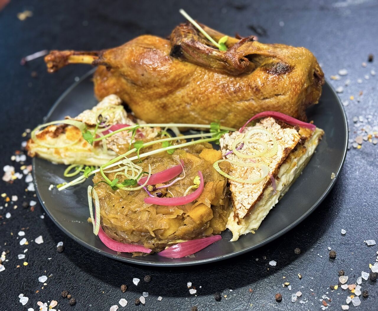 FÉLBE SZELT KACSA GRATIN BURGONYÁVAL ÉS BIRSALMÁS KÁPOSZTÁVAL