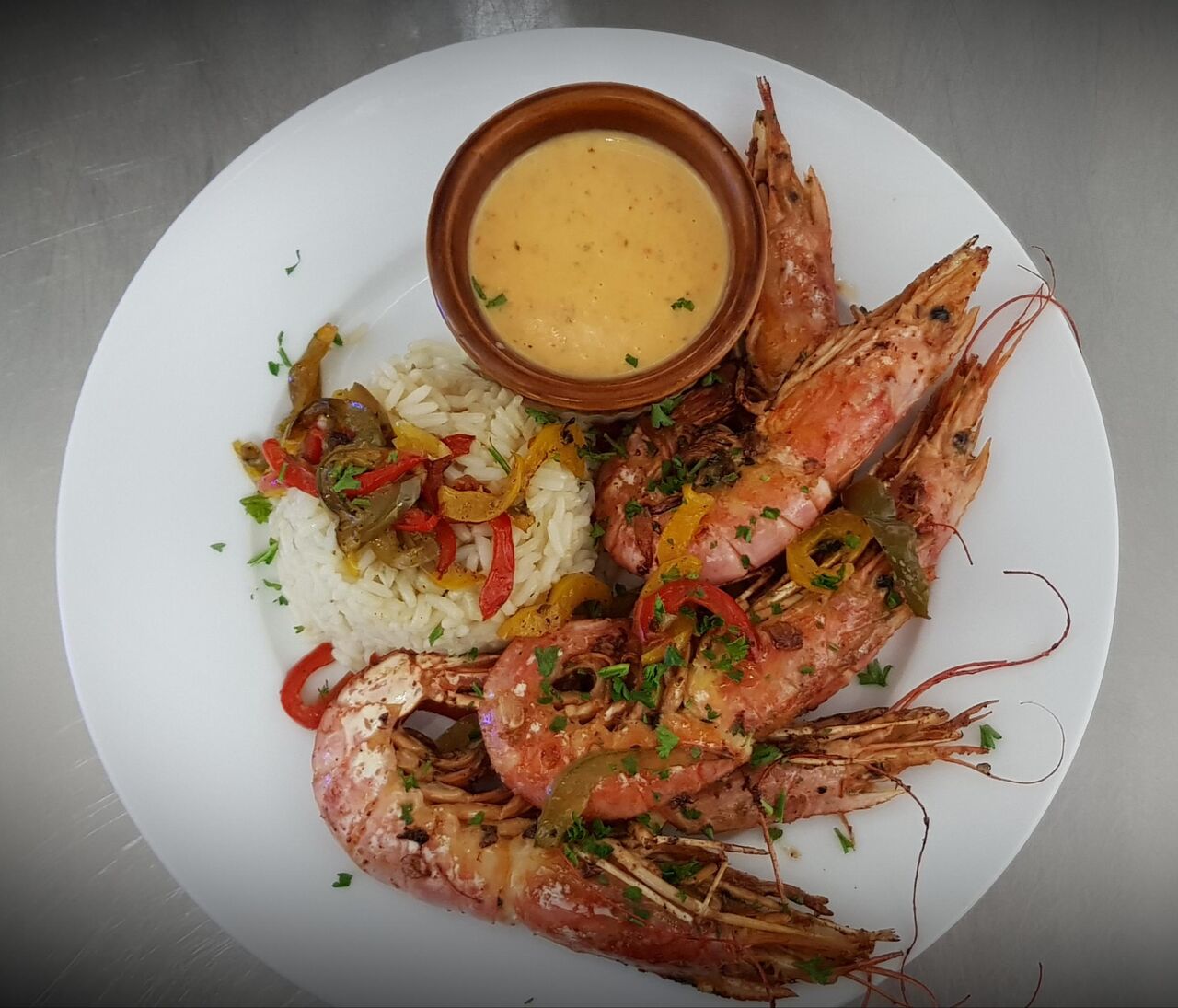 Gambas, riz aux poivrons frais et sa crème maison