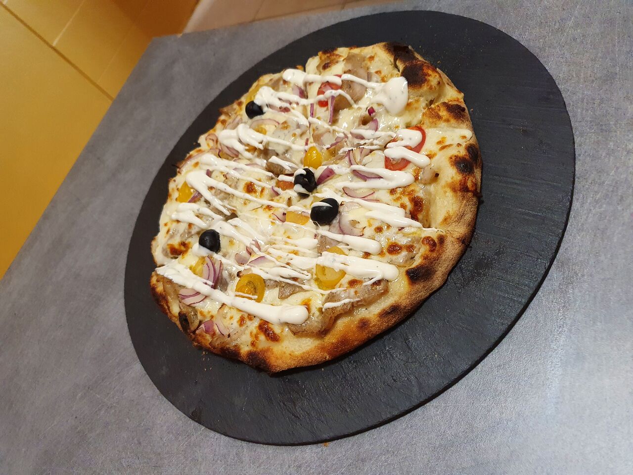 KEBAB:
Base crème, kebab, mozza, oignons, tomate cerise, olives, sauce blanche.