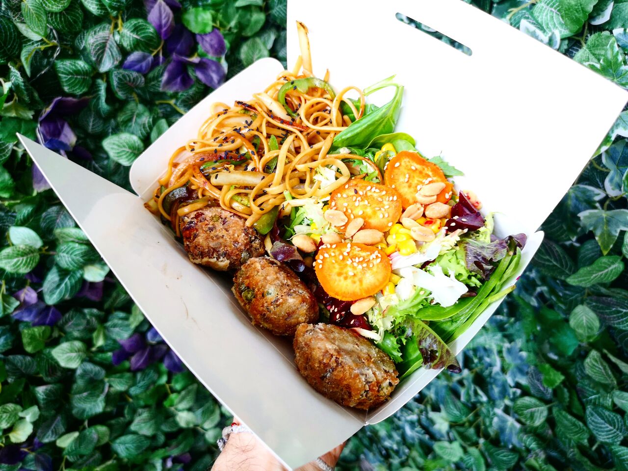 Plato equilibrado: Tallarines, Kababs y ensalada remo