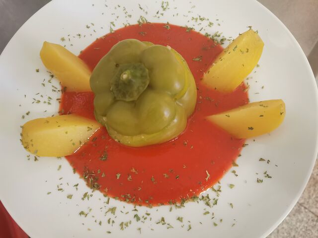 Gefüllte Paprika in Tomatensauce dazu Salzerdäpfel, Gasthaus Willner-Reiner 