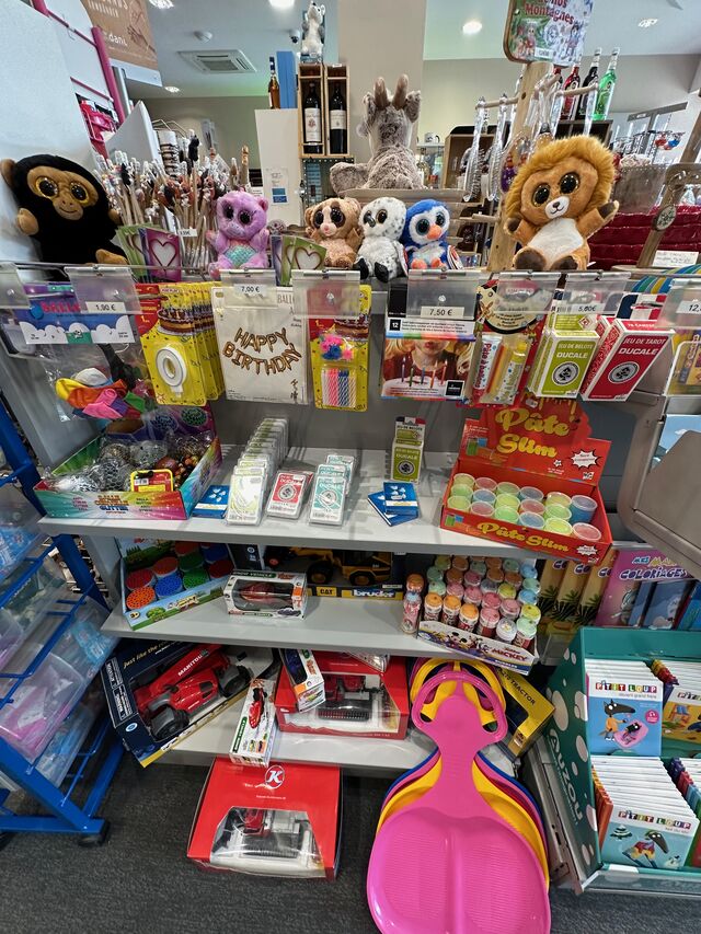 jouets, cartes à jouer.