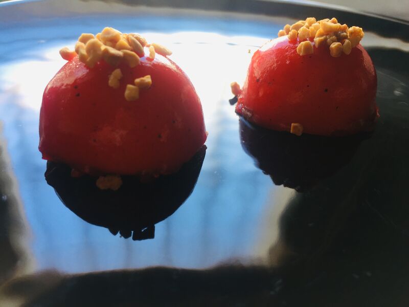 Mousse de queso madurado de cabra el Bosqueño con datiles y cobertura de pimientos caramelizados 