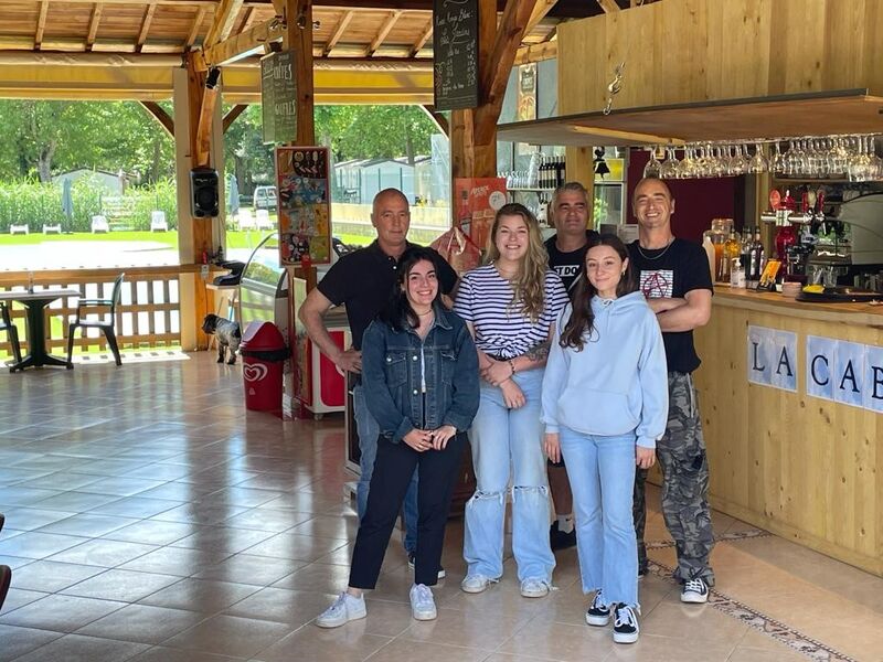 L'équipe de la Cabane est heureuse de vous acceuillir du p'tit dej au coucher du soleil , dans un cadre boisé et chaleureux . 