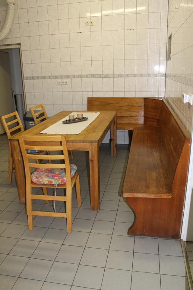 reichlich Sitzgelegenheiten