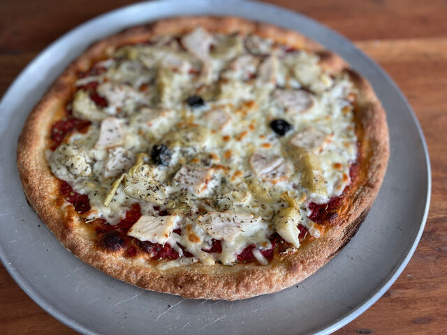 une nouvelle recette Pizza Croc ! Notre pizza poulet - artichaut cuite a point