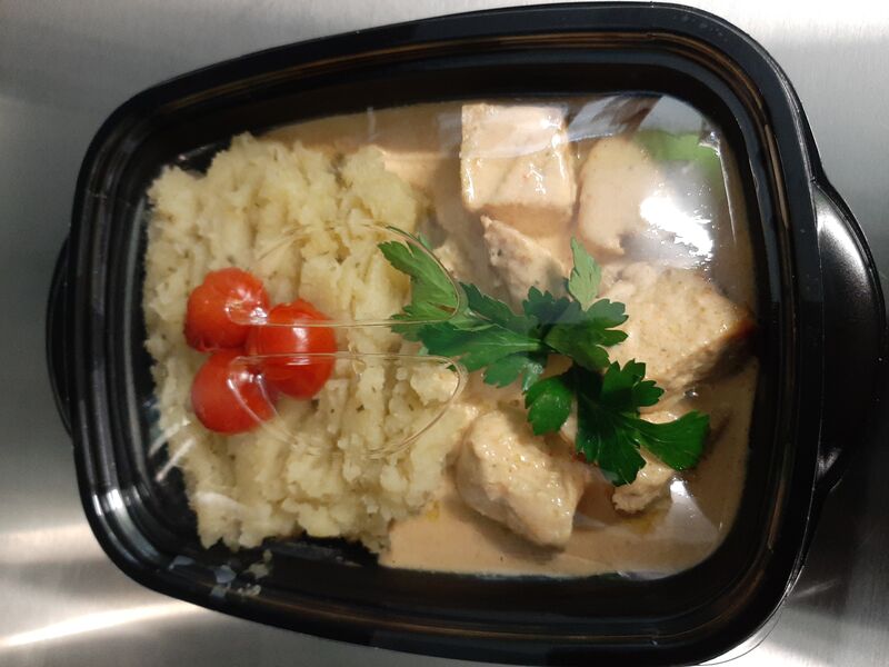 Poulet sauté sauce crème de poivron rouge et écrasé de pomme de terre 