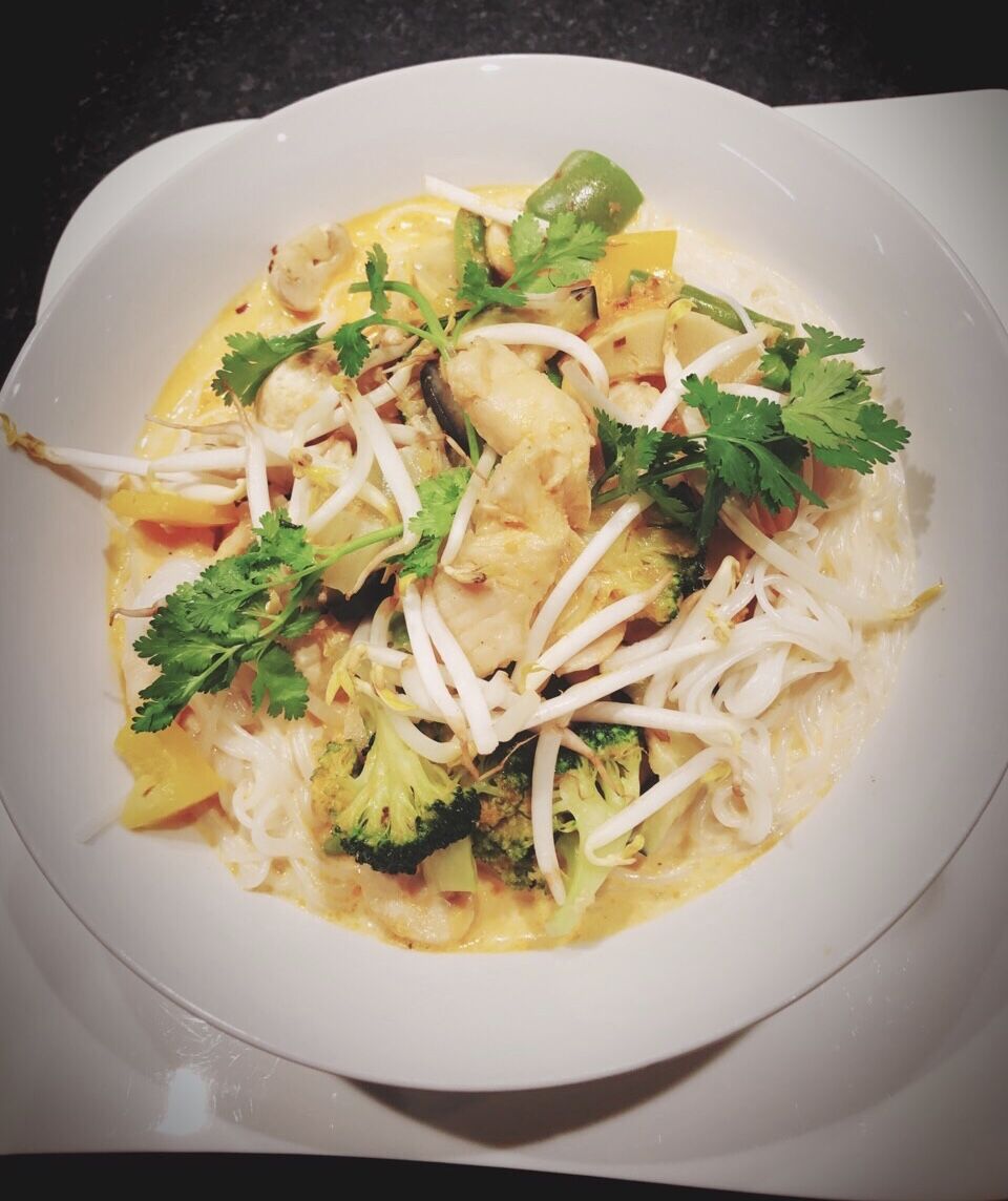 Nr. 112: Bun Ga- Reisnudeln mit Hühnerfleisch, Gemüse, Kokosmilch, rote Thai Currysoße ?