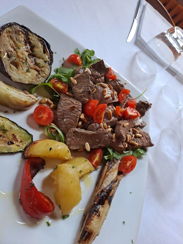 Tagliata di manzo ai pomodorini e pinoli tostati