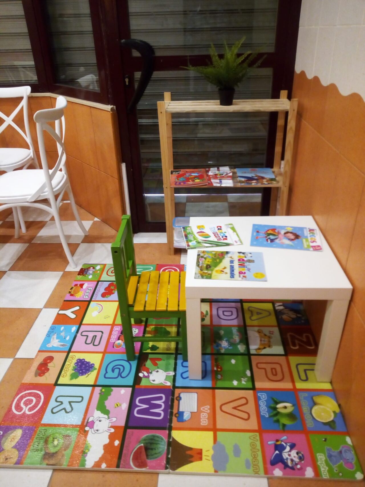 Nuestra zona infantil, un espacio ideal para que los niños se sientan relajados y como en casa. 