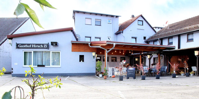 Ansicht vom Parkplatz mit Biergarten