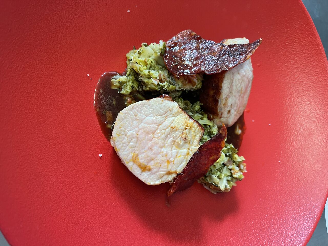 lomo de cochon, embeurrée de choux et spianata