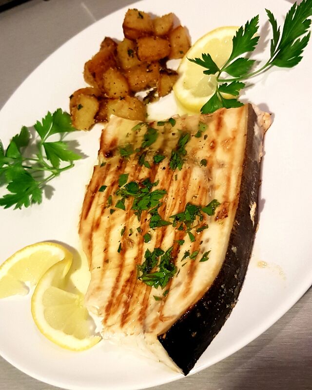 Espadon grillè avec pomme de terre sable