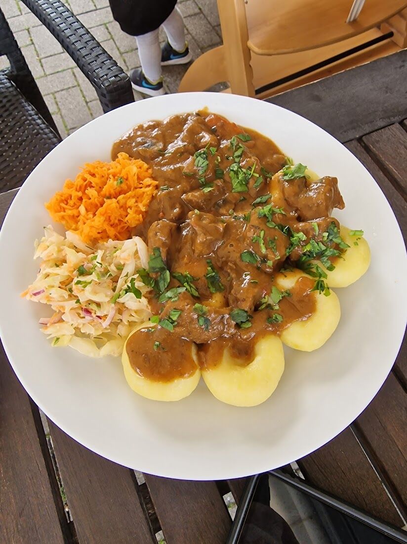 Rindergulasch mit Klößen / Gulasz wołowy z kluskami