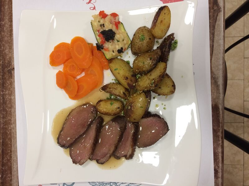 Magret de canard et son jus,pommes de terre grenaille assortiment de légumes frais.