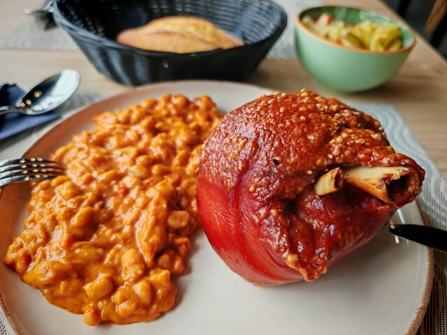 Ciolan intreg, iahnie de fasole si salata!