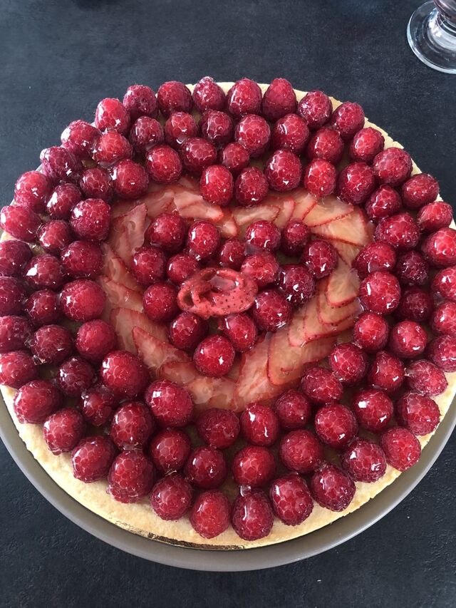 Tarte aux framboises et coeur de fraise 