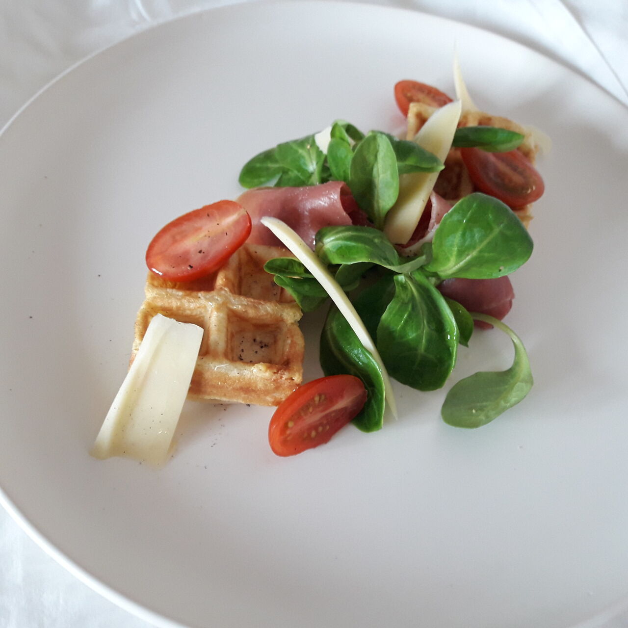 Gaufre à l'abondance, jambon de Savoie et mâhe frâiche