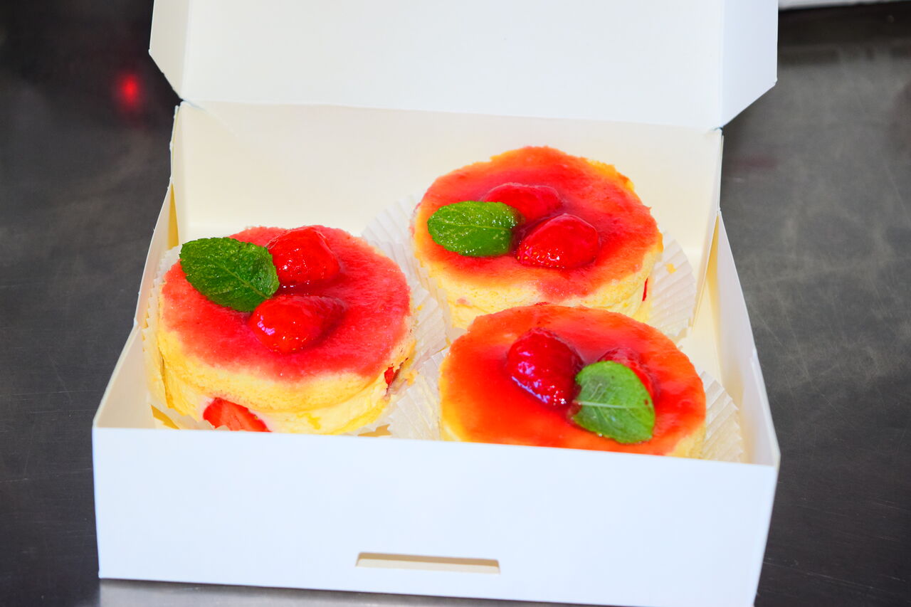 Entremet fraises rhubarbe pour Menu à emporter à la Pentecôte