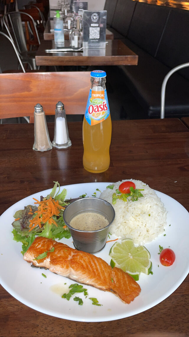 Je vous présente notre pavé de saumon accompagné de son riz parfumé et de sauce forestière.