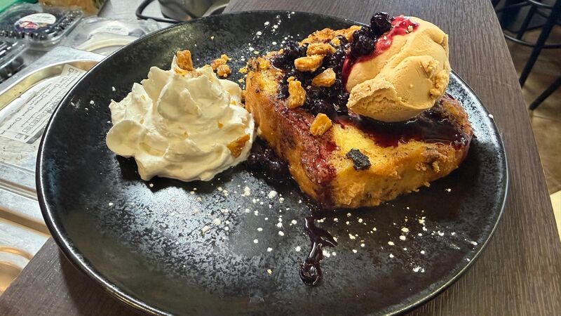 Brioche perdue aux myrtilles & glace caramel