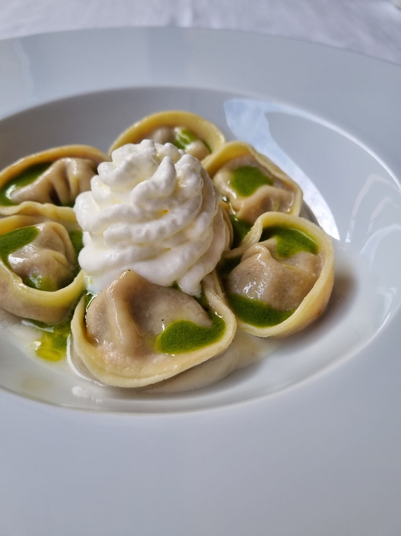 Cappellacci di mora romagnola, spuma allo squaquerone, rucola