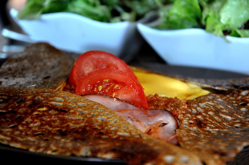 Galette Carnivorissima. Restaurant Crêperie La Place, Conflans Ste Honorine .