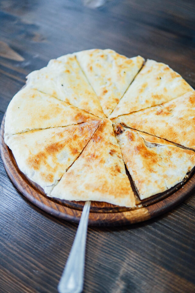 Лобіані - хачапурі з червоною квасолею