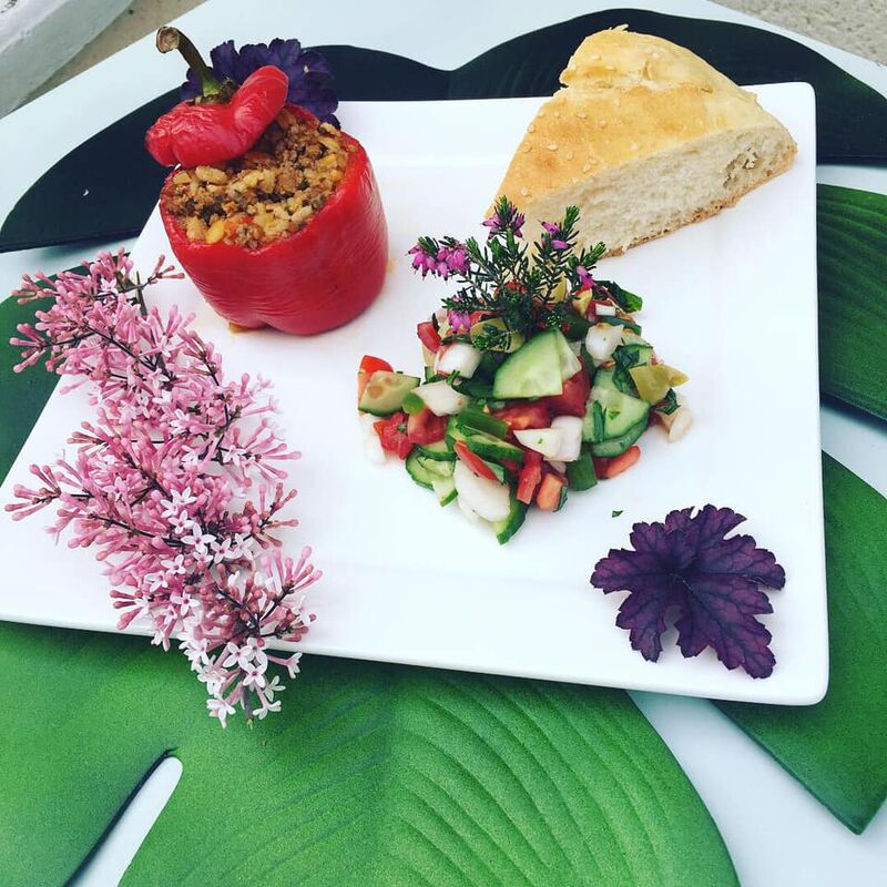 Plat turque : Poivron farcies à la kefta et boulgour accompagné de sa salade turque