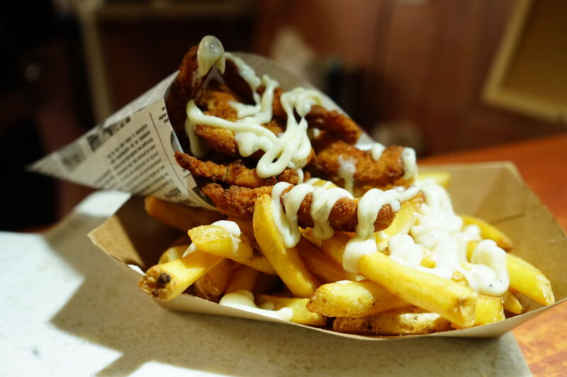 Tiras Cacio e pepe con papas fritas doradas