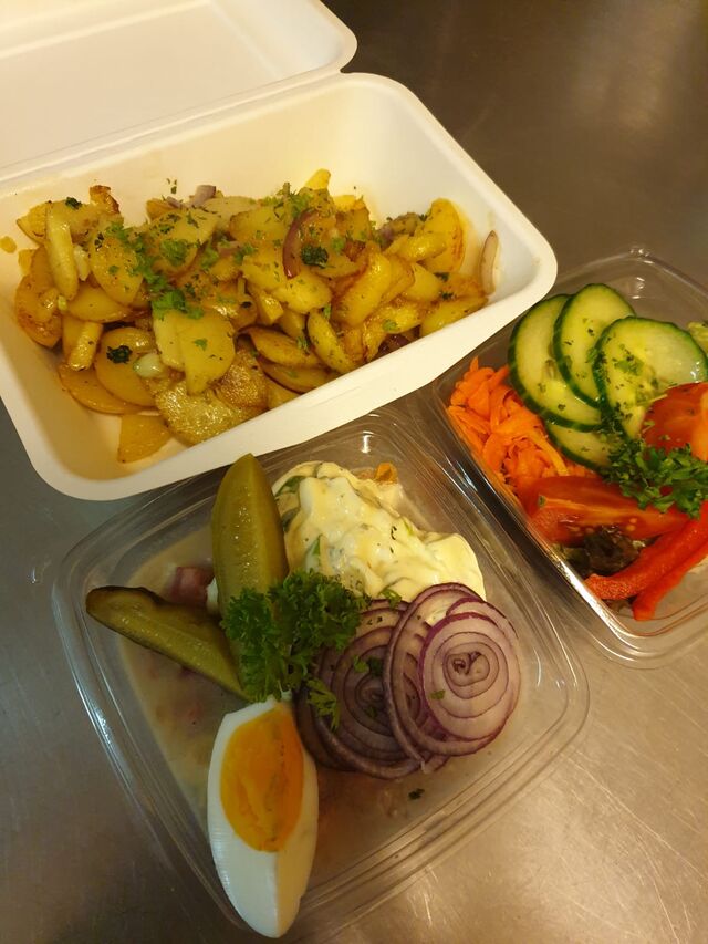 hausgemachte Schweinesülze, Remoulade mit herzhaften Bratkartoffeln und kleinem Salat.
Wochenendgericht 4.-7.03.2021