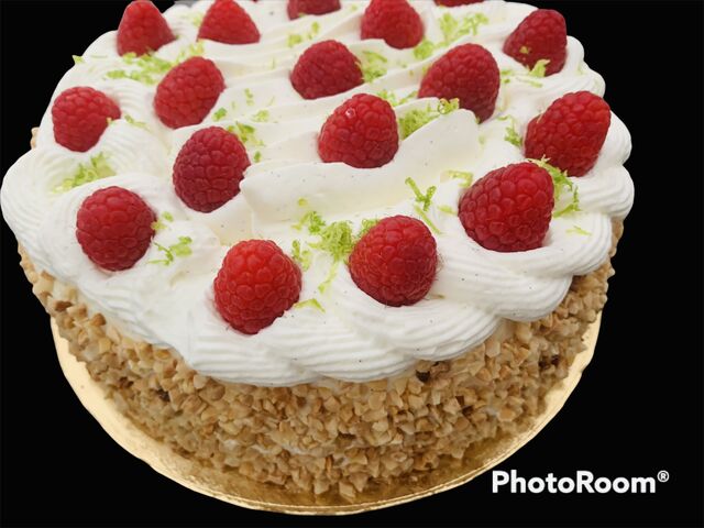 Framboisier
Génoise imbibée au sirop à la vanille
Crème mousseline à la vanille
Chantilly
Framboises fraîches 