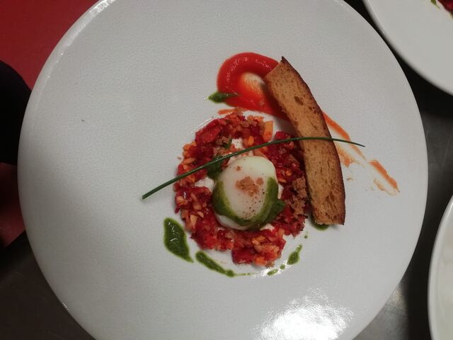 Tomates du potager confites en salsa,
oeuf parfait
miettes de pain beurré et concentré de gaspacho