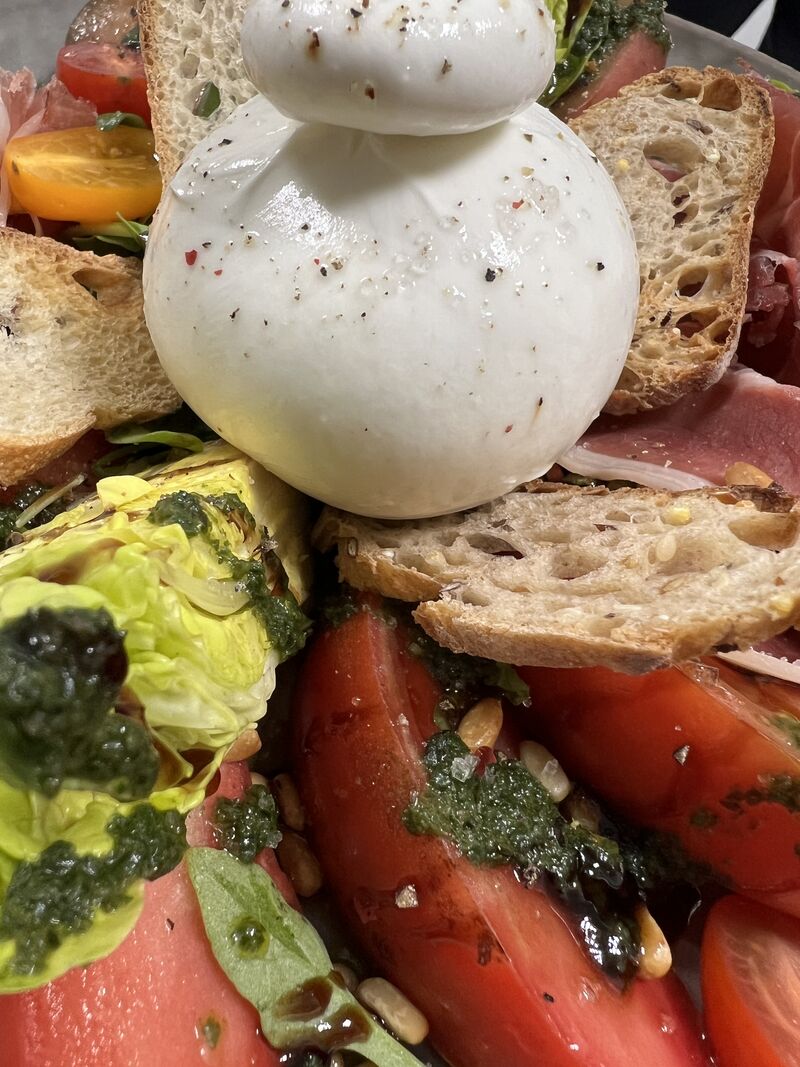 La Burrata Di Bufala, Sauce Basilicade, Jambon Serrano, Trio de Tomates, Salade, Pignons de Pin et Croûtons