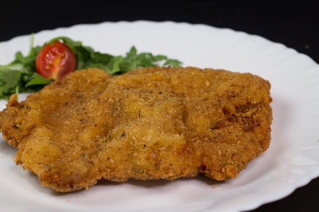 Snitel cu pilaf 8,00 €Echine de porc panée, riz pilaf 