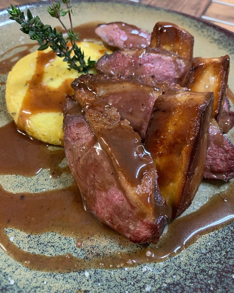 Le Filet de Canette et Foie Gras Poêlé, Jus Cap Corse et Polenta au Thym

