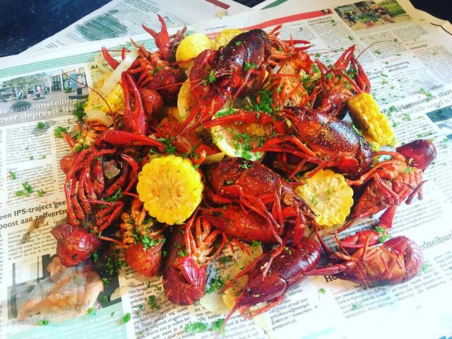 Craw fish boil, rivierkreeftjes gekregen van een straatgenoot 