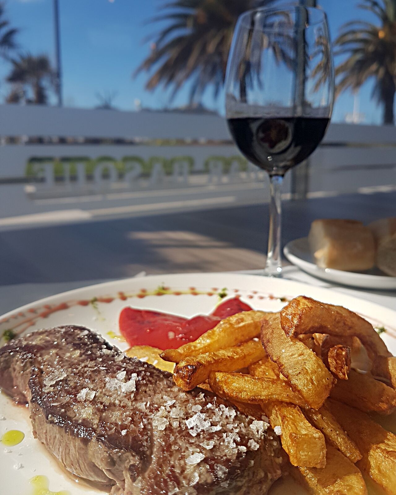 Entrevista con patatas caseras y piquillos.