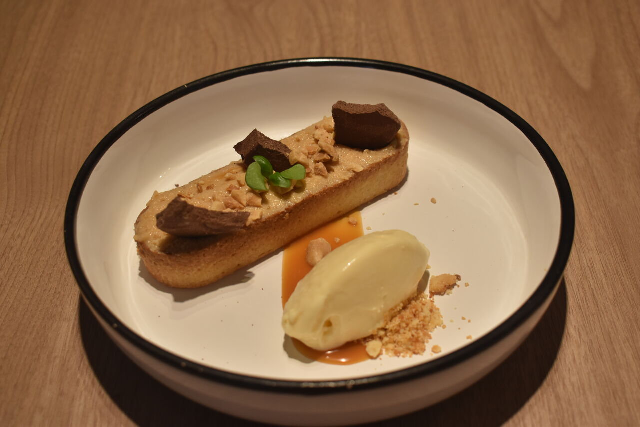 Finger Sablé / Ganache cacahuète / Sauce caramel salé / Crème glacée artisanale au caramel au sel de Salies
