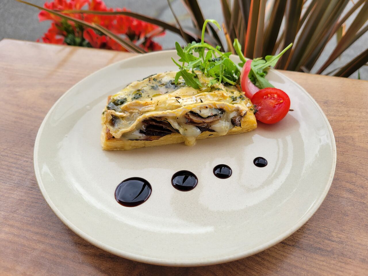 Tarte fine de légumes au camembert rôti