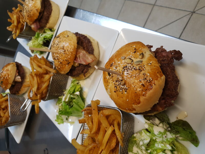 Burger maison
Le pain est fait maison.
Steak de 180 g frais façon bouchere
Mayonnaise maison ...
