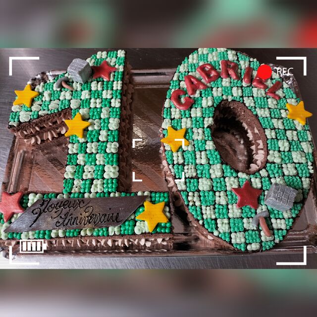 Number Cake, biscuit cake chocolat, ganache chocolat noir, croustillant praliné.