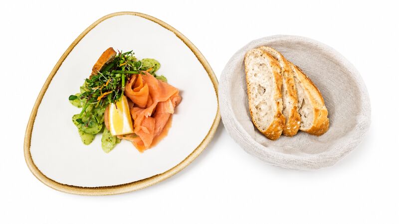 Marinierter Spargelsalat mit Kräutern, Räucherlachs und Baguette