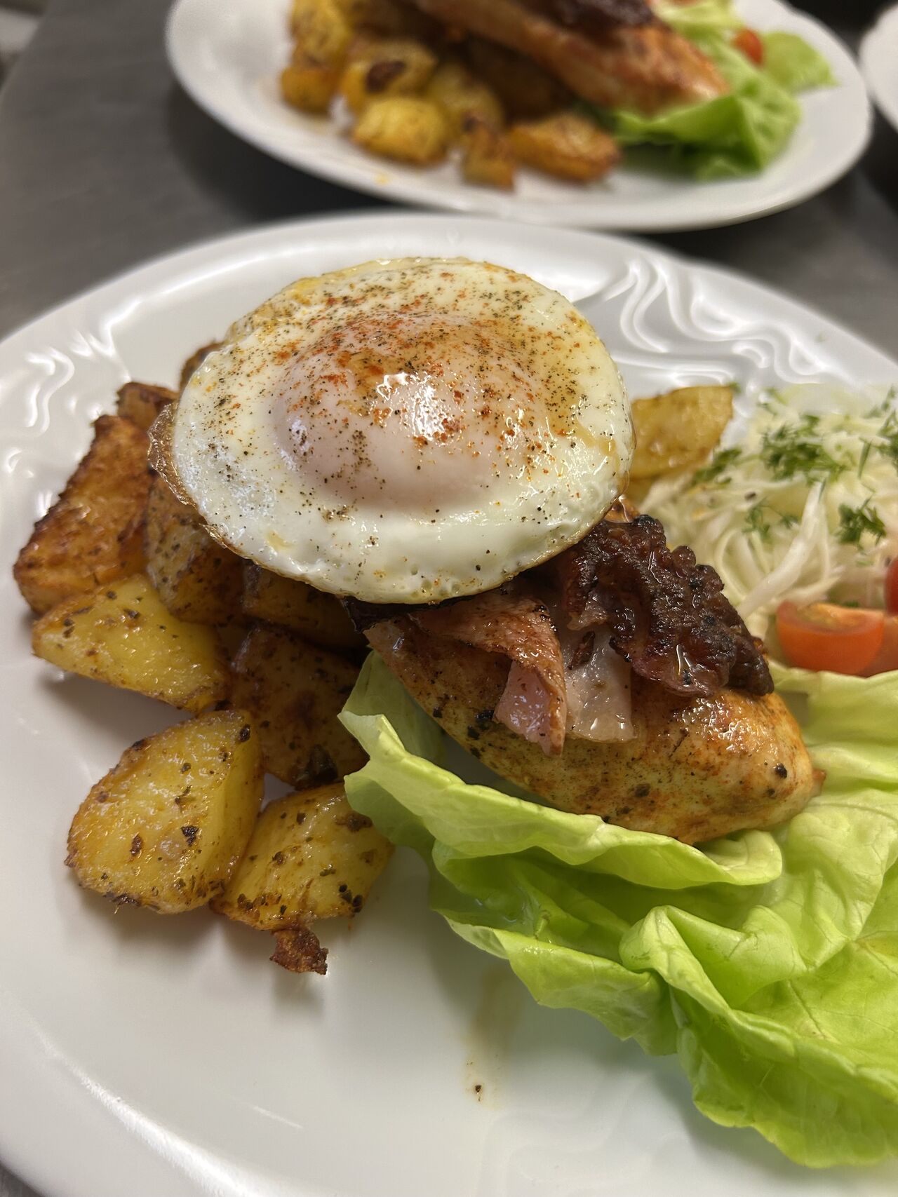 Grilovaná prsa se slaninou a volským okem, pečené brambory